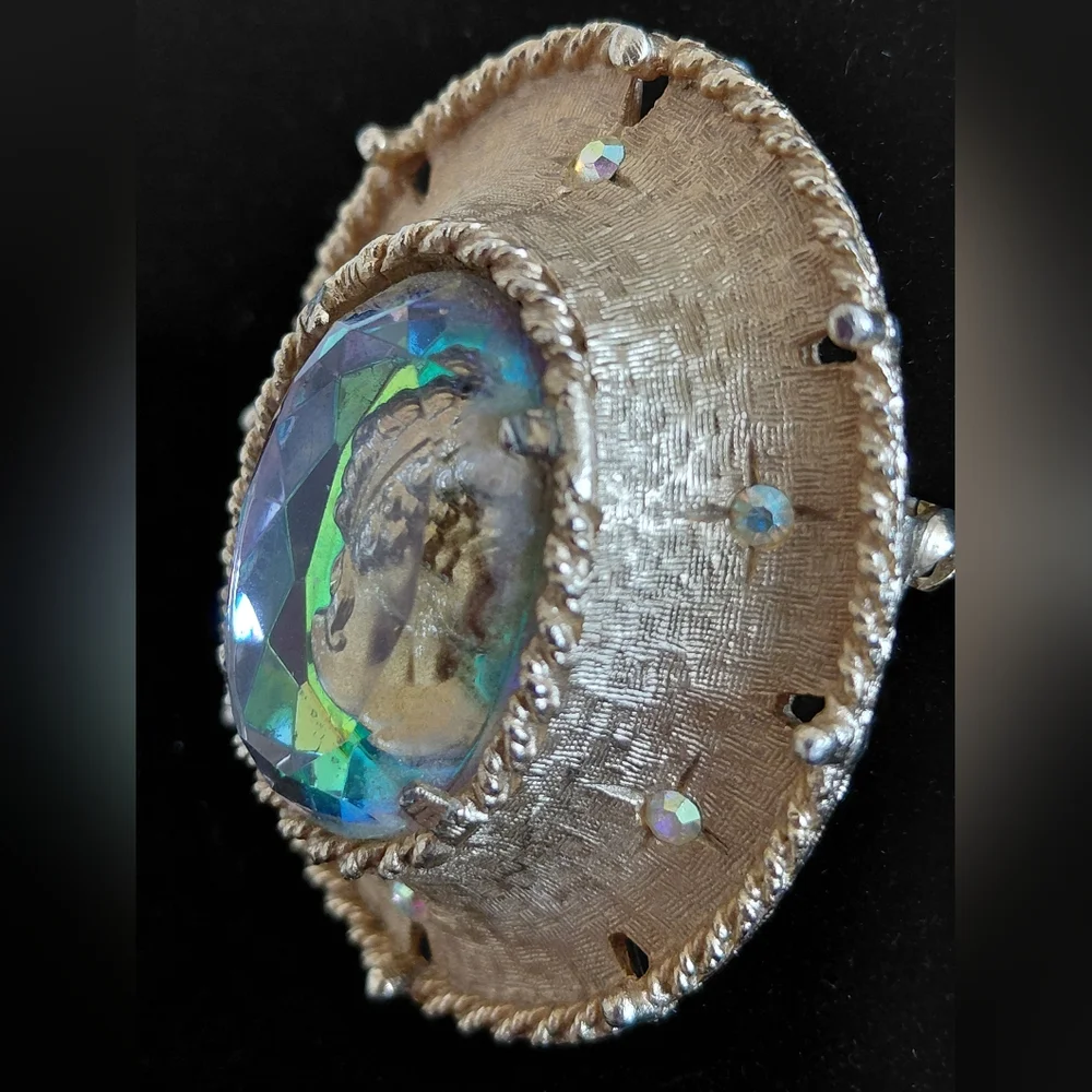 1968 Judy Lee Faceted Heliotrope Glass Reverse Cameo Broch  Enhancer Aurora Bor